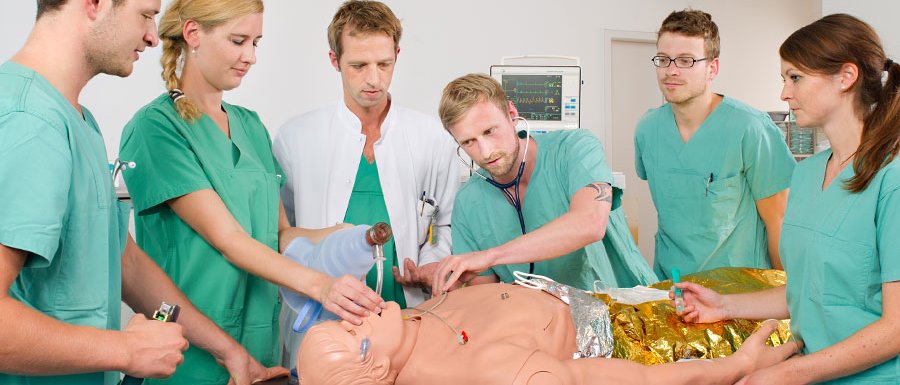 Das Medizinstudium ist stark an der Praxis im Klinikalltag ausgerichtet. (Bild: A. Heddergott / TUM) Übung von Medizinstudierenden