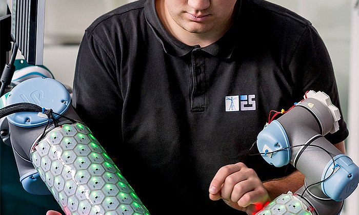 Philipp Mittendorfer with the artificial skin for robots "Cellul.A.R.Skin" (Image: Astrid Eckert / TUM)