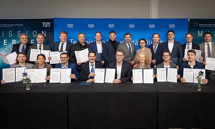 Start der TUM Security and Defense Alliance - mittig v.l. TUM Präsident Thomas F. Hofmann, Bayerns Wissenschaftsminister Markus Blume, Prof. Eva-Maria Kern, Präsidentin der UniBw M