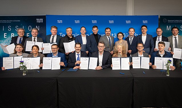 Start der TUM Security and Defense Alliance - mittig v.l. TUM Präsident Thomas F. Hofmann, Bayerns Wissenschaftsminister Markus Blume, Prof. Eva-Maria Kern, Präsidentin der UniBw M