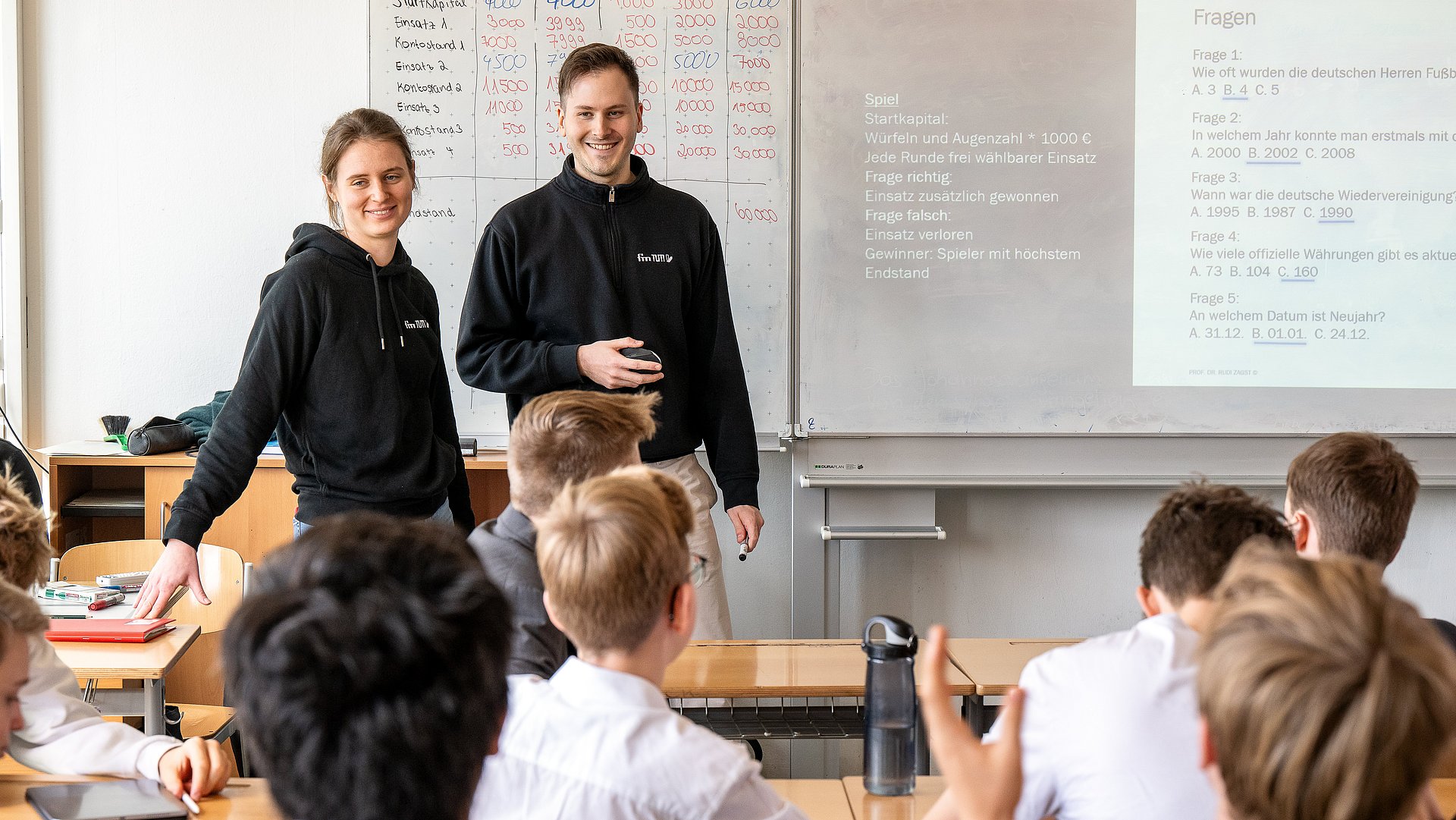 Students teach pupils how to handle money responsibly in the "Because we care" workshop