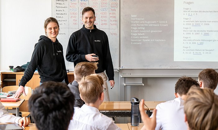 Students teach pupils how to handle money responsibly in the "Because we care" workshop