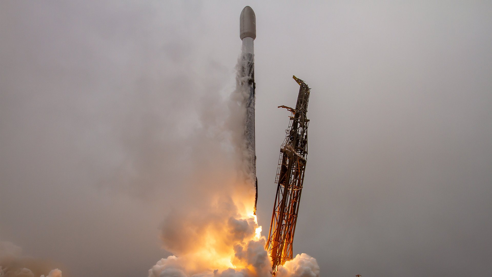 Eine Rakete startet im Nebel Eine Rakete startet im Nebel