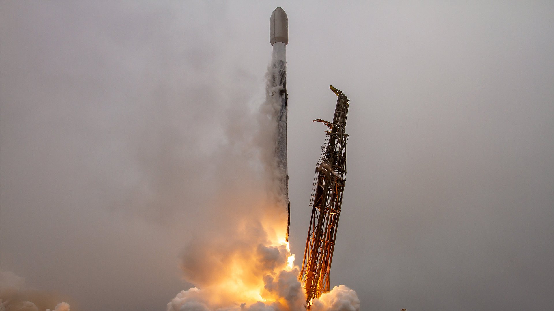 A rocket takes off in the fog A rocket takes off in the fog