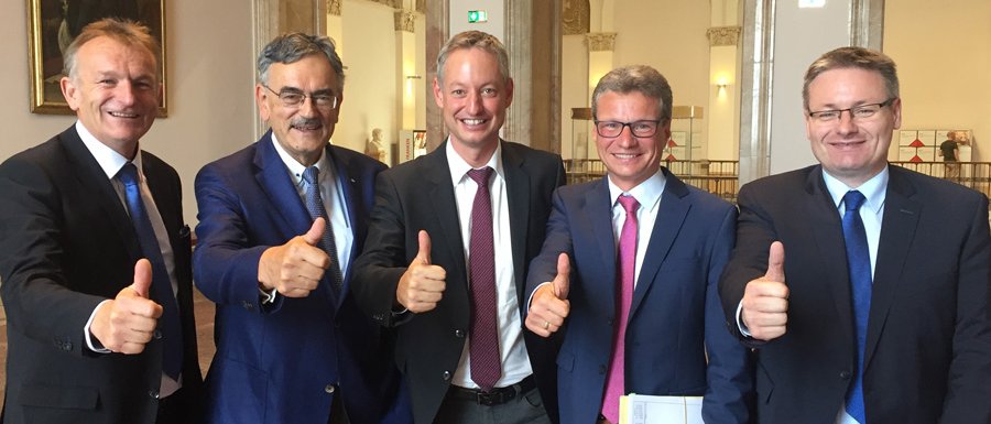 Ein historischer Tag für Straubing und die TUM. Von links: Hans Ritt (MdL), TUM-Präsident Wolfgang A. Herrmann, Markus Pannermayr, Oberbürgermeister der Stadt Straubing, Bernd Sibler, Staatssekretär im Wissenschaftsministerium, und Josef Zellmeier (Md Hans Ritt (MdL), TUM-Präsident Wolfgang A. Herrmann, Markus Pannermayr, Oberbürgermeister der Stadt Straubing, Bernd Sibler, Staatssekretär im Wissenschaftsministerium, und Josef Zellmeier (MdL) heben ihre Daumen.
