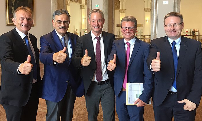 Hans Ritt (MdL), TUM-President Wolfgang A. Herrmann, Markus Pannermayr, Mayor of Straubing, Secretary of State Bernd Sibler,  and Josef Zellmeier (MdL) giving a thumbs-up.