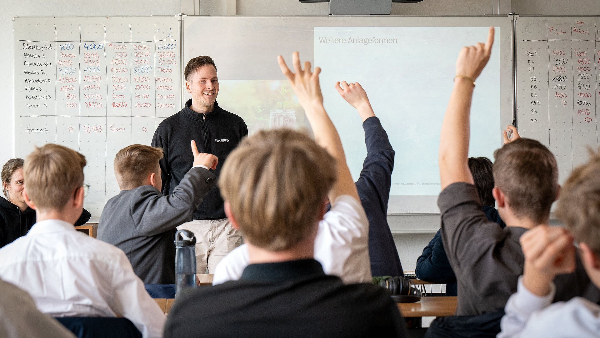 Studierende vermitteln Finanzwissen an Schulen