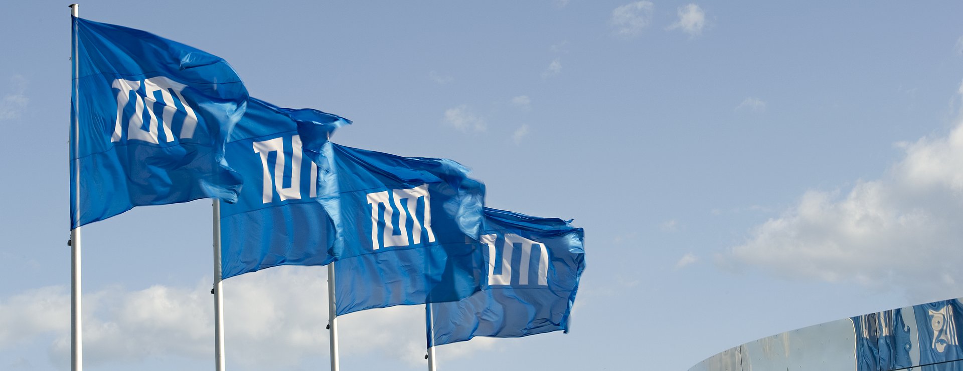 TUM-Fahnen Fahnen wehen im Wind