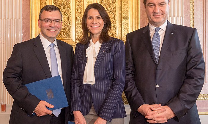 Marion Kiechle with Minister President Markus Söder and State Chancellery Minister Florian Herrmann.