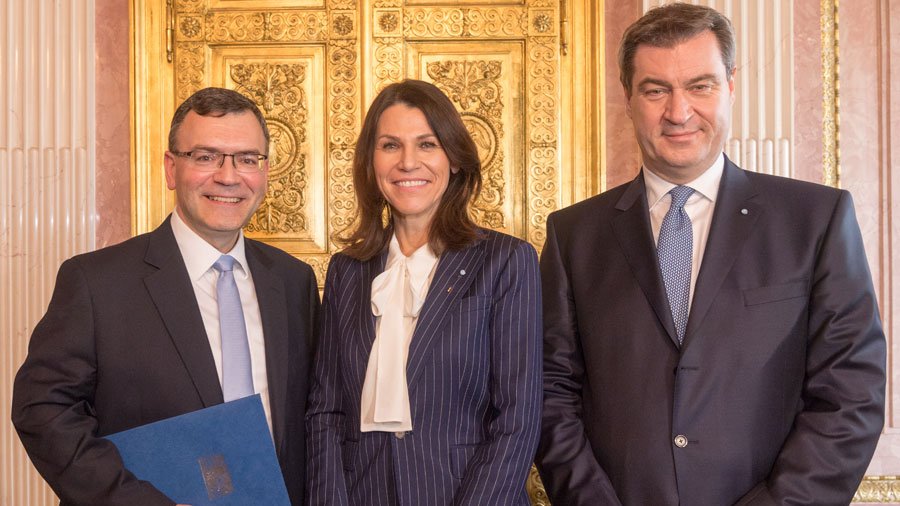 Marion Kiechle mit Ministerpräsident Markus Söder und Staatskanzleichef Florian Herrmann.