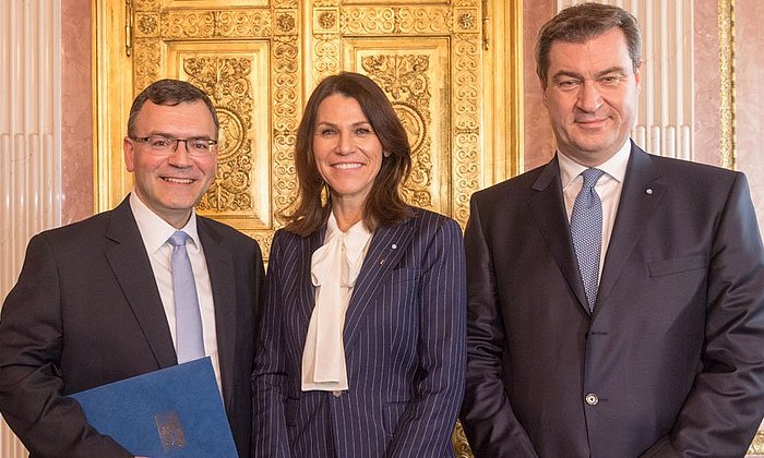 Marion Kiechle mit Ministerpräsident Markus Söder und Staatskanzleichef Florian Herrmann.