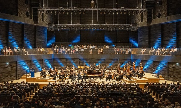 Bühne mit  Orchester während TUM-Konzerten in der Isarphilarmonie - gefördert durch die Freunde der TUM e.V.