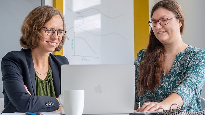 Prof. Karen Alim (links) und Erstautorin Agnese Codutti.