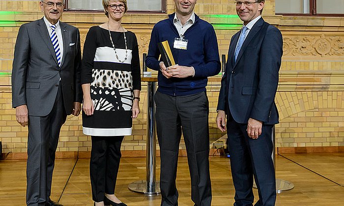 From left to right: TUM President Prof. Wolfgang A. Herrmann; Prof. Anja Karliczek, Federal Minister of Education and Research; Award winner Prof. Marco Caccamo and Prof. Hans-Christian Pape, President of the Humboldt Foundation.