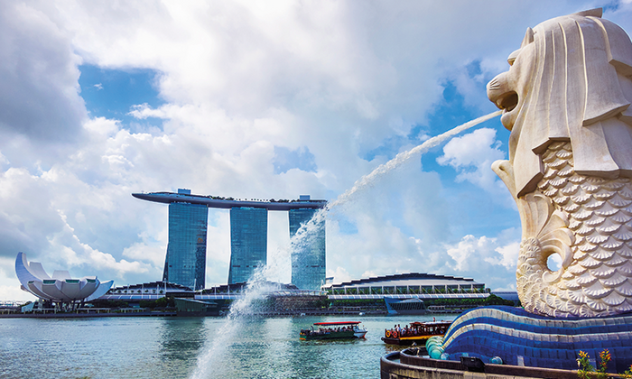 Merlion-Statue und dem Marina Bucht Sands Hotel in Singapur