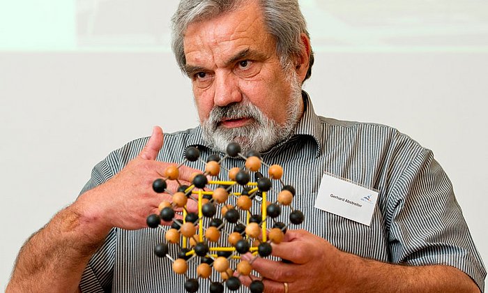 Prof. Gerhard Abstreiter erklärt die Pionierarbeit in der Halbleiterphysik.
