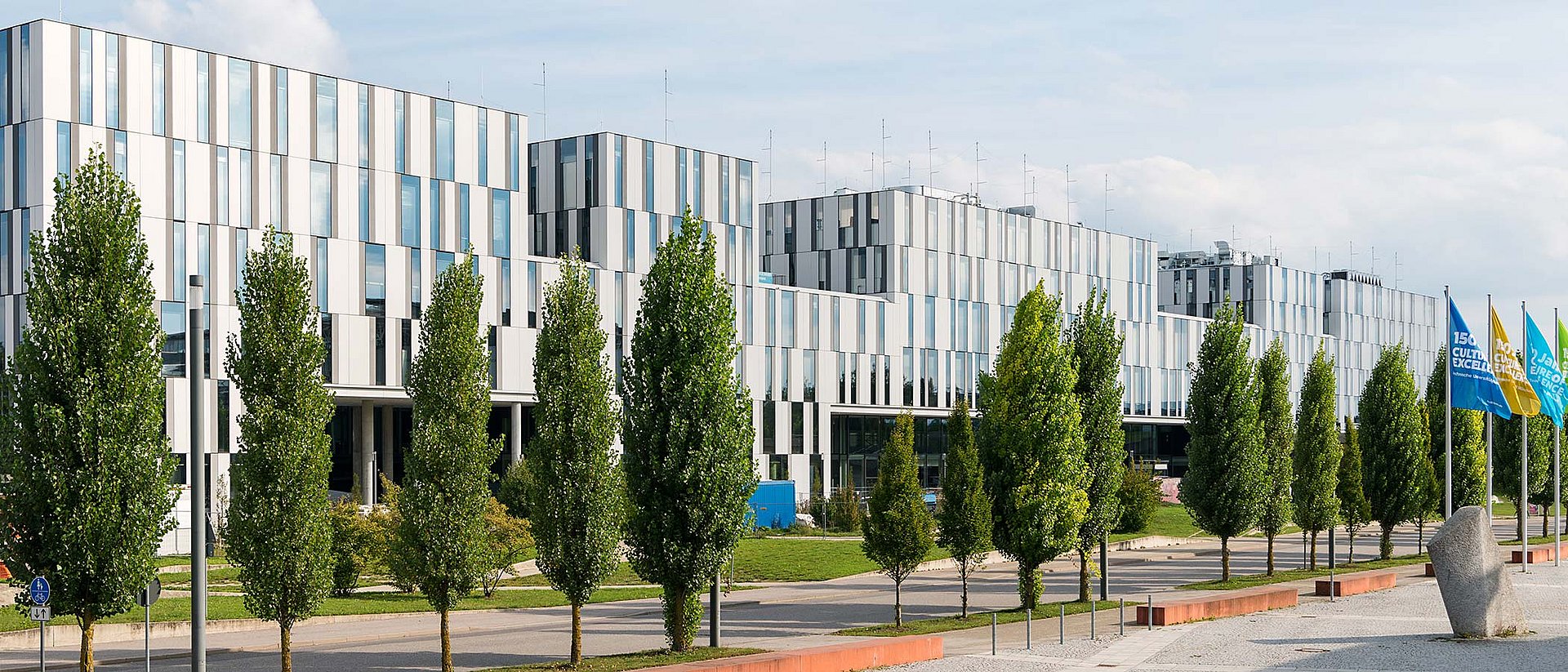 Die neue Mitte des Garchinger Forschungscampus: Das rund 200 Meter lange GALILEO erstreckt sich in Nord-Süd-Richtung parallel zum U-Bahnhof. Die neue Mitte des Garchinger Forschungscampus: Das rund 200 Meter lange GALILEO erstreckt sich in Nord-Süd-Richtung parallel zum U-Bahnhof.