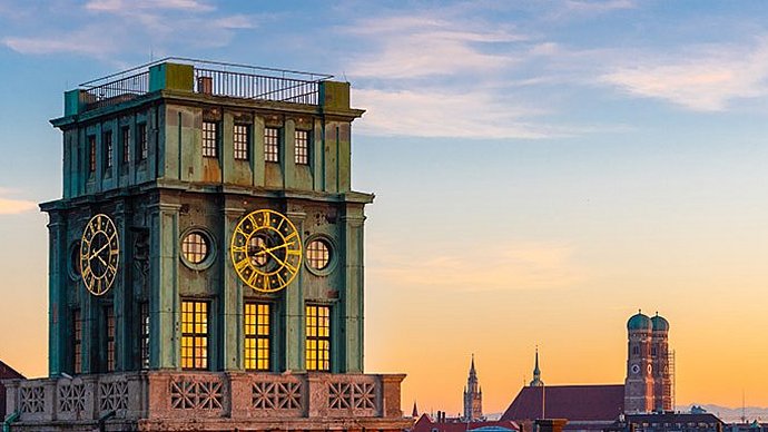 Thiersch Turm und Frauenkirche im Abendlicht (Bild: Heddergott / TUM)