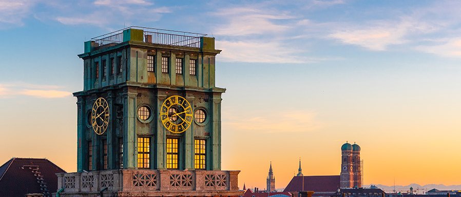 Thiersch Turm und Frauenkirche im Abendlicht (Bild: Heddergott / TUM)