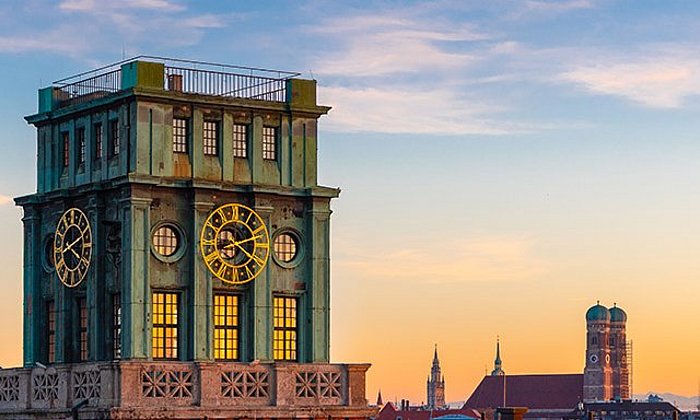 Thiersch Turm und Frauenkirche im Abendlicht (Bild: Heddergott / TUM)