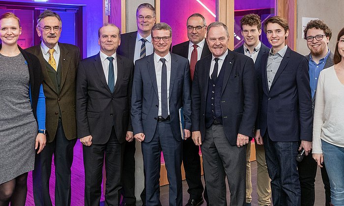 Feierliche Eröffnung des „StudiTUM“-Hauses in Garching mit TUM-Präsident Wolfgang A. Herrmann (2.v.l.) und Wissenschaftsminister Bernd Sibler (5.v.l.). (Bild: Heddergott)