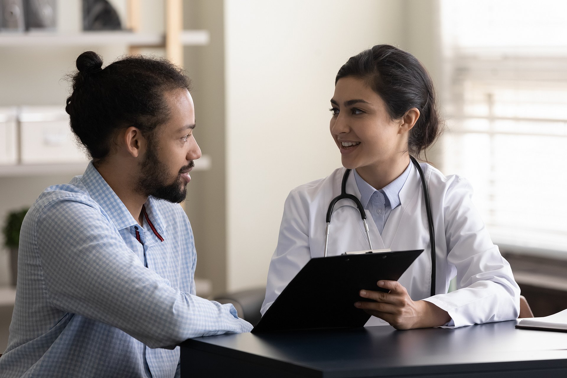 Eine Ärztin im Gespräch mit einem Patienten