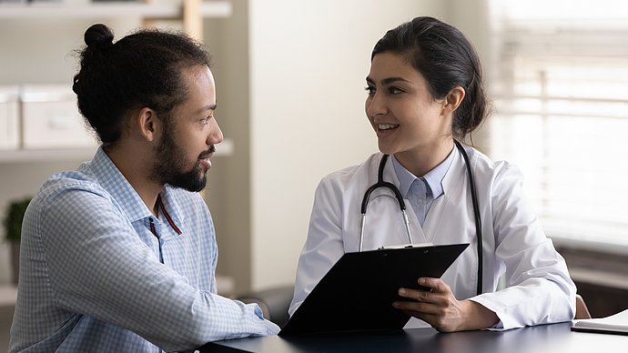 Eine Ärztin im Gespräch mit einem Patienten Eine Ärztin im Gespräch mit einem Patienten