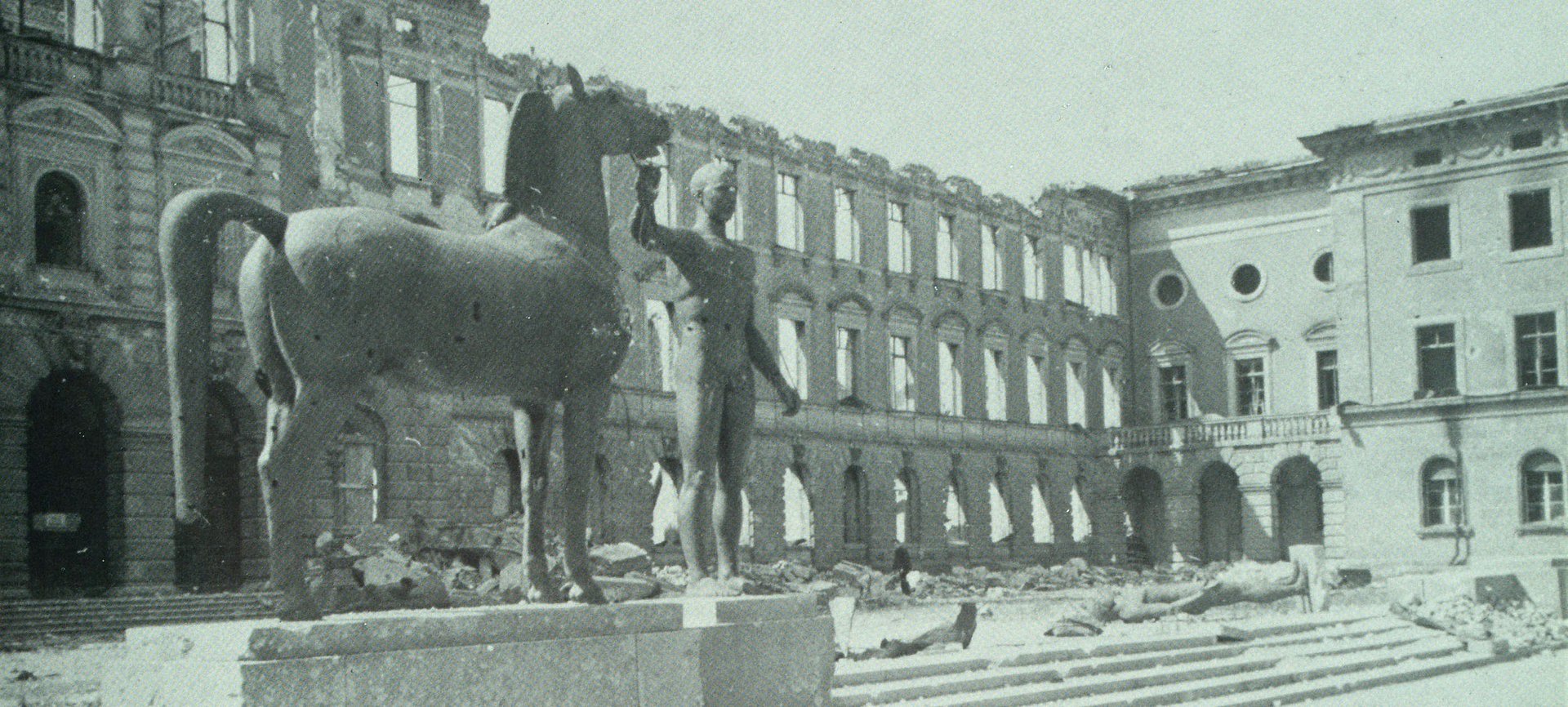Das zerstörte Hauptgebäude nach dem zweiten Weltkrieg um 1945.