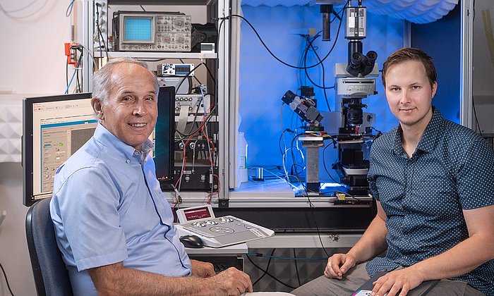 Arthur Konnerth (left) and Benedikt Zott in front of the experimental setup.