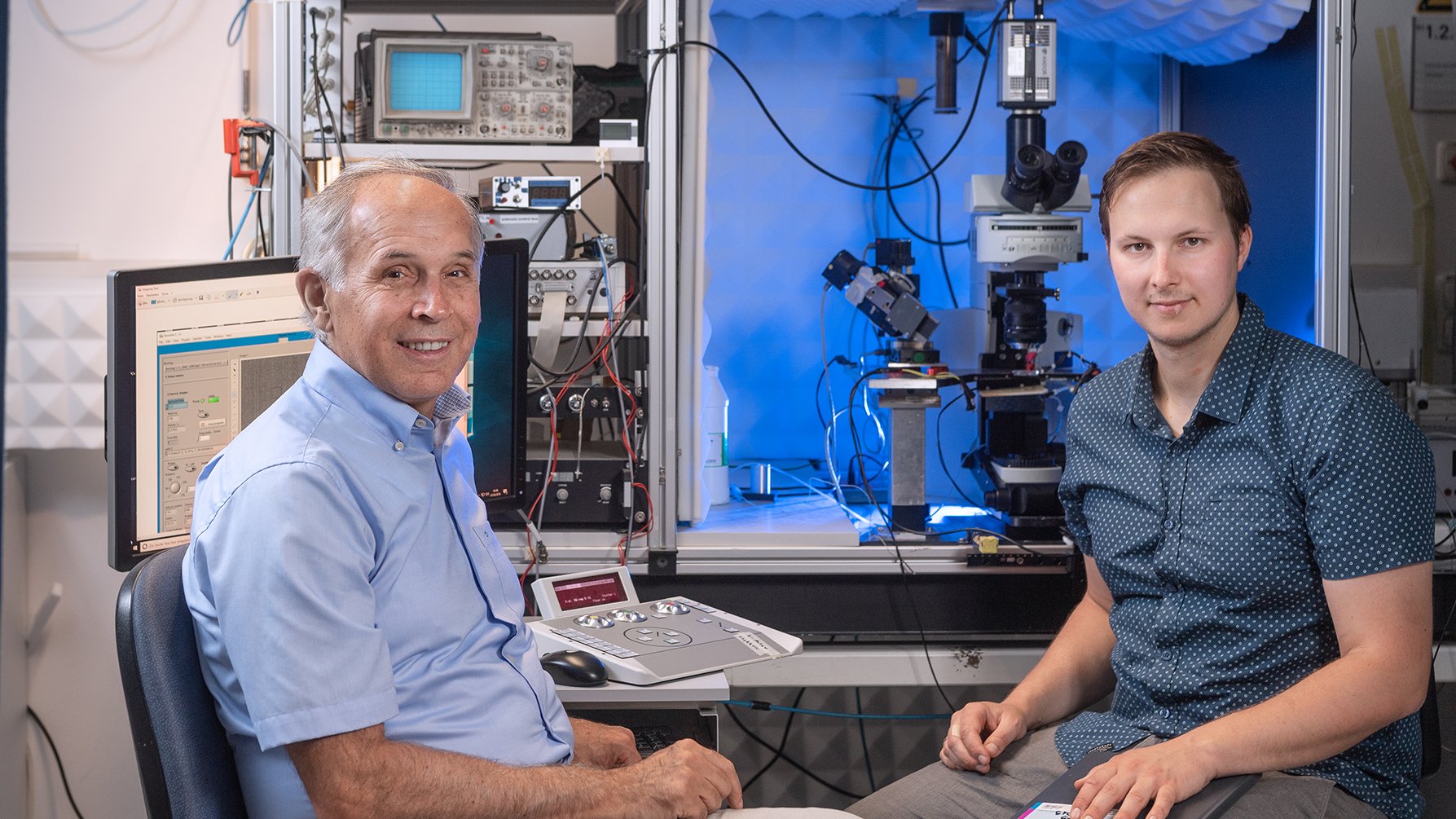 Arthur Konnerth (left) and Benedikt Zott in front of the experimental setup. Arthur Konnerth (left) and Benedikt Zott in front of the experimental setup.