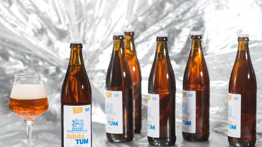 JubilaTUM: a bottom-fermented export beer with a fine hop note, produced during the jubilee year. (Photo: Uli Benz)