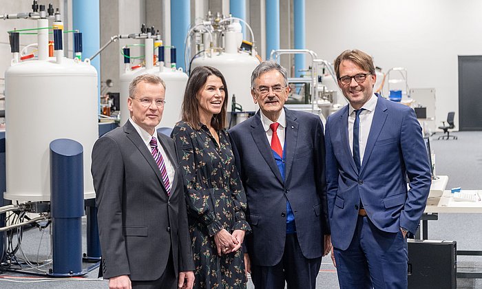 Prof. Michael Sattler, Prof. Marion Kiechle , Prof. Wolfgang A. Herrmann und Prof. Matthias Tschöp (v.l.) bei der Eröffnung des Neubaus des Bayerischen NMR-Zentrums. (Bild: A. Heddergott)