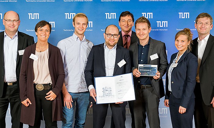 The winners: the Celonis-team Alexander Rinke, Bastian Nominacher (3rd and 4th person from left), Julia Meier and Julian Baumann (2nd and 3rd person from right) with the jury of the Presidential Entrepreneurship Awards. (Photo: Eckert / TUM)