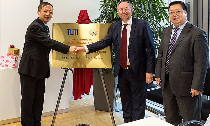 Prof. Cheng, Chancellor of the University of Jinan, Prof. Plank, TUM, Prof. Liu, Vice President University of Jinan (from left to right). (Image: U. Benz / TUM)