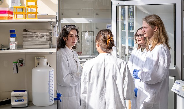 Studierende des Teams iGEM Munich im Labor 