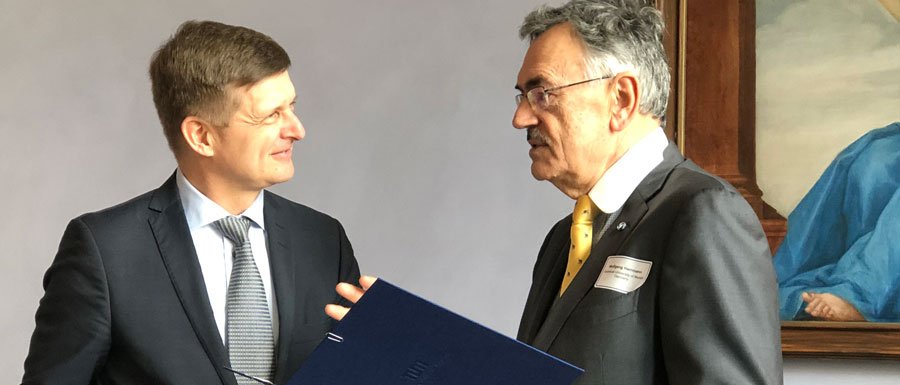 Die Präsidenten Ilkka Niemelä (l.) und Wolfgang A. Herrmann trafen sich in Brüssel. (Bild: V. Schegk / TUM)