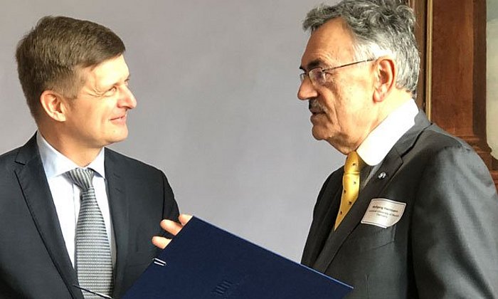 Die Präsidenten Ilkka Niemelä (l.) und Wolfgang A. Herrmann trafen sich in Brüssel. (Bild: V. Schegk / TUM)