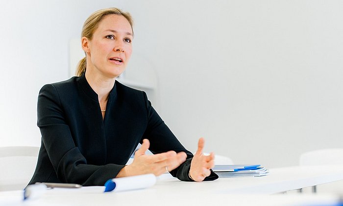 Prof. Claudia Peus sits at the table and speaks.