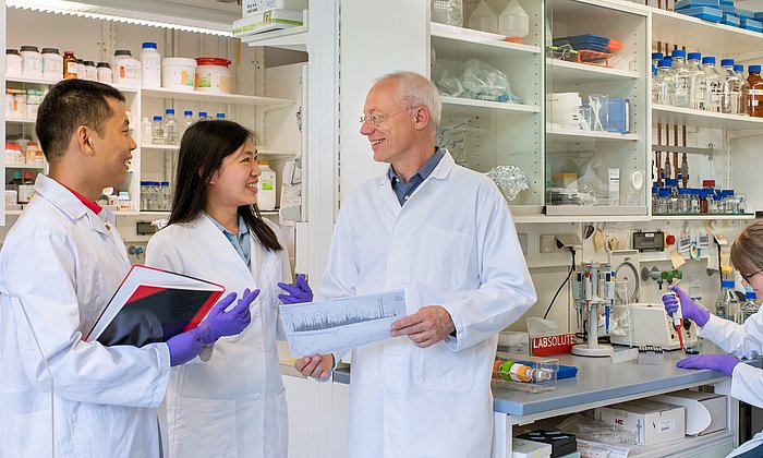 Prof. Bernhard Küster und sein Team im Labor.