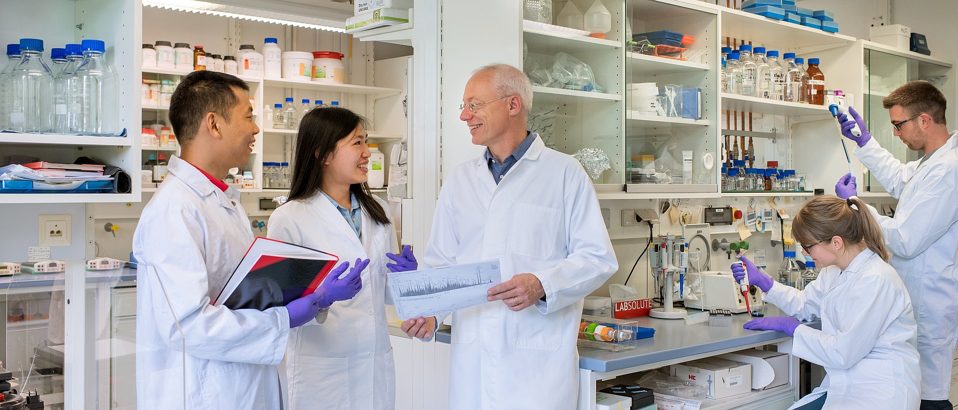 Prof. Bernhard Küster and his team in a laboratory.