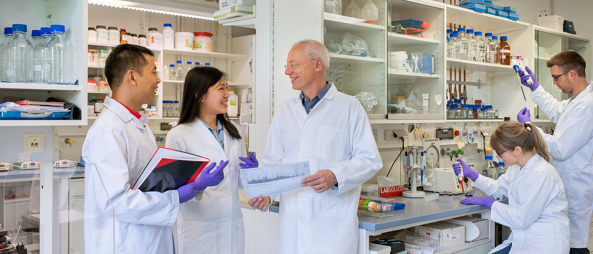 Prof. Bernhard Küster und sein Team im Labor.