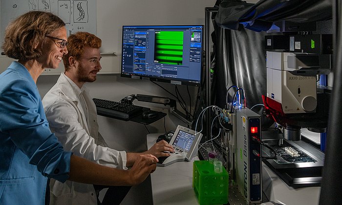 Prof. Karen Alim and a member of staff in the lab