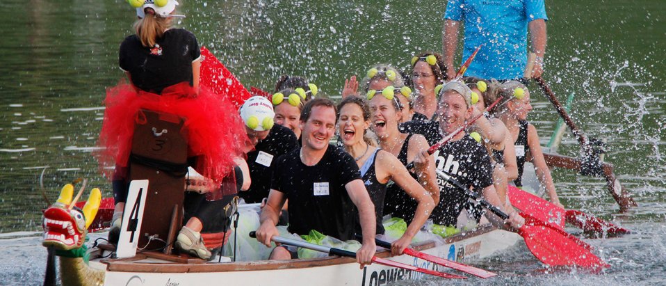 Drachenboot beim Rennen