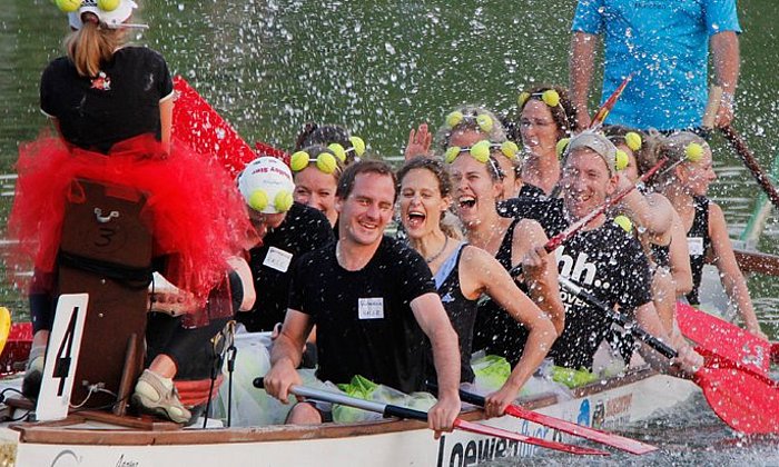 Drachenboot beim Rennen