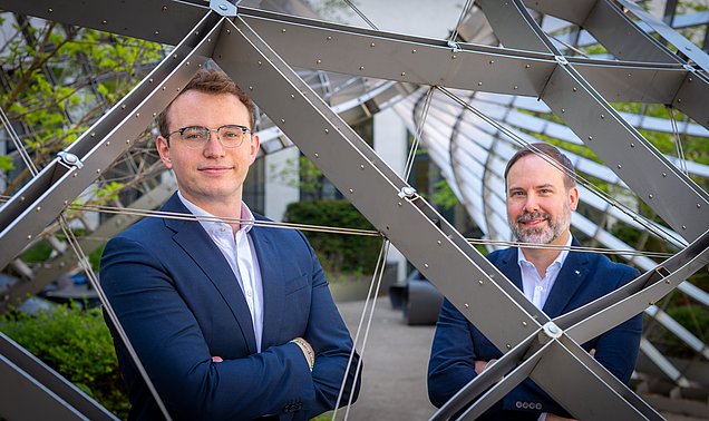 Jens Ernstberger, Erstautor der Studie und Sebastian Steinhorst, Professor für Embedded Systems and Internet of Things