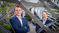 Jens Ernstberger, Erstautor der Studie und Sebastian Steinhorst, Professor für Embedded Systems and Internet of Things