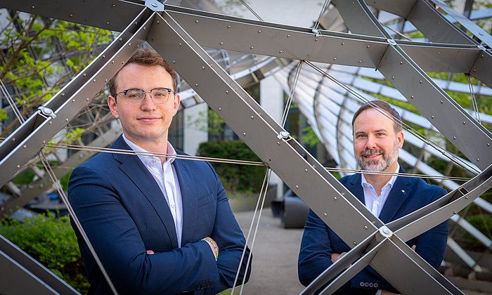 Jens Ernstberger, Erstautor der Studie und Sebastian Steinhorst, Professor für Embedded Systems and Internet of Things