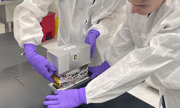 Die Box in der Space Station Processing Facility im Kennedy Space Centre in Cape Canaveral.