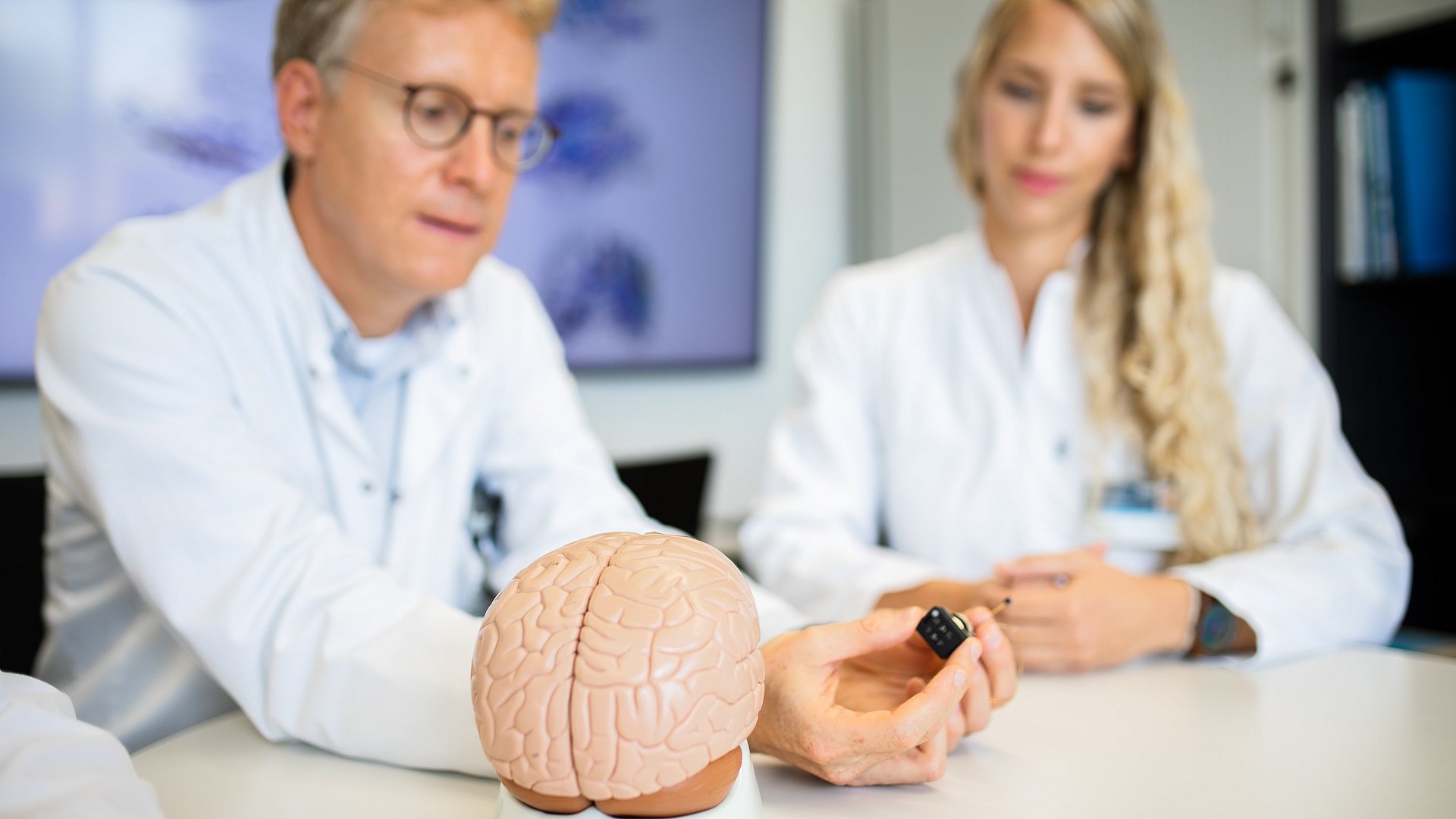 Prof. Simon Jacob und Wissenschaftlerin Laura Schiffl