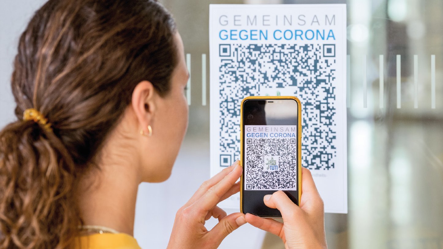 Kontaktverfolgung bei einer Infektion mit Covid-19 mittels QR-Codes. (Bild: Astrid Eckert / TUM) . (Bild: Astrid Eckert / TUM) QR-Code scannen und registrieren: Ein an der TUM entwickelter IT-Dienst erlaubt es, Kontakte zu verfolgen und dabei die persönlichen Daten vor Missbrauch zu schützen. (Bild: Astrid Eckert / TUM)
